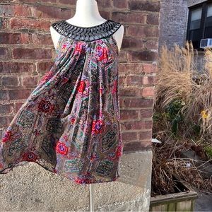 Anthropologie stunning neck design with metallic gold and velvet pattern sz Xs